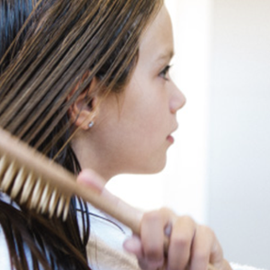 Cómo cuidar el cabello  de los niños en verano